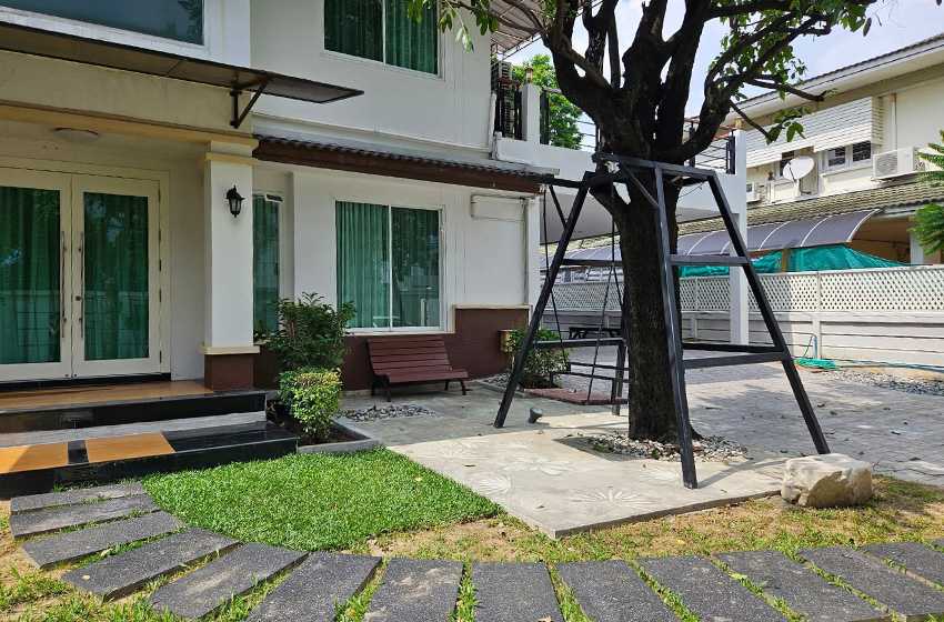 House with Shared Pool in Lat Phrao 